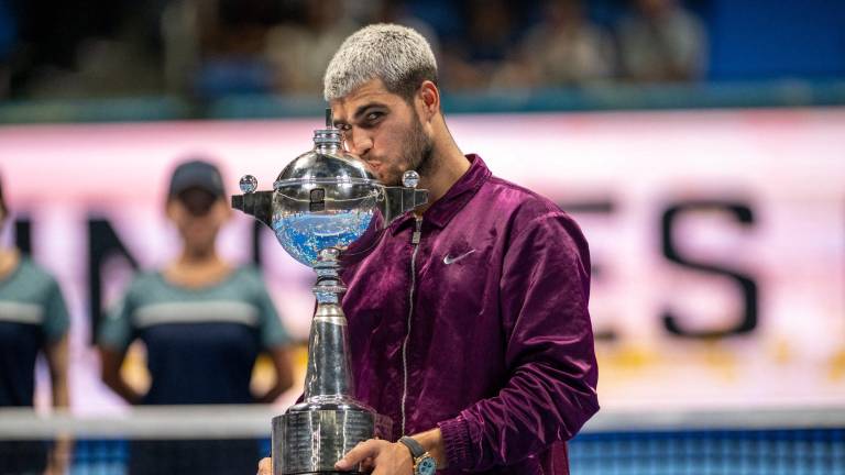 Carlos Alcaraz posa con el trofeo que lo acredita como campeón en Tokio.