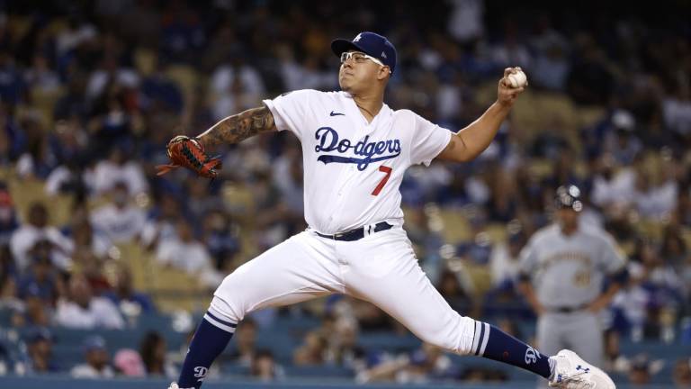 Julio Urías sale por el triunfo.