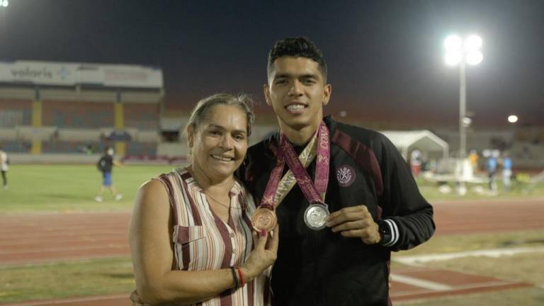 Jesús Antonio Pérez Tejeda fue apoyado por su mamá en la pista del Estadio Héroes de Nacozari.