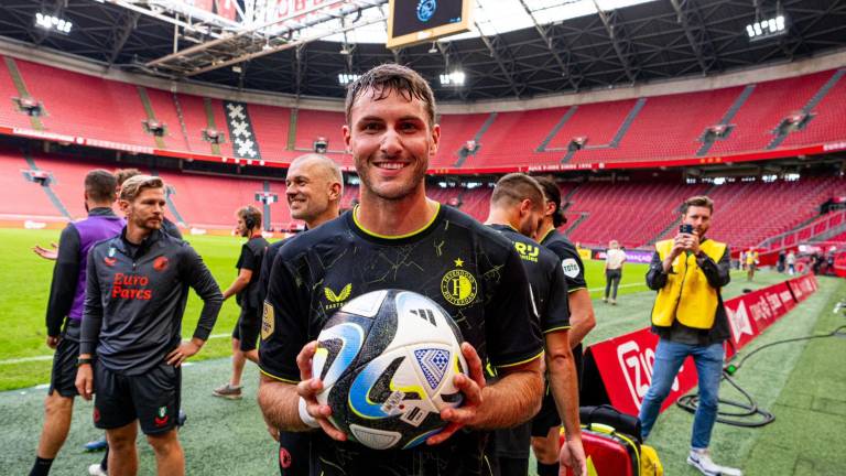 Santiago Giménez anotó otro gol en la reanudación del encuentro entre el Ajax y el Feyenoord.