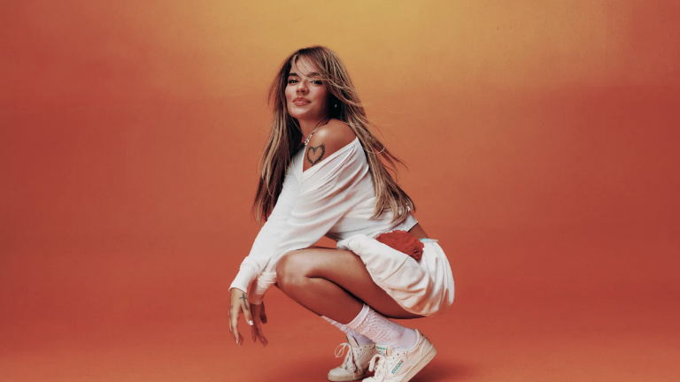 Karol G encabeza la campaña Born Classic. Worn Together, de Reebok.