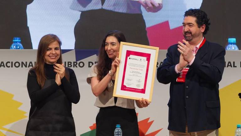 Fernanda Trías recibió el Premio Sor Juana Inés de la Cruz en la FIL de Guadalajara.