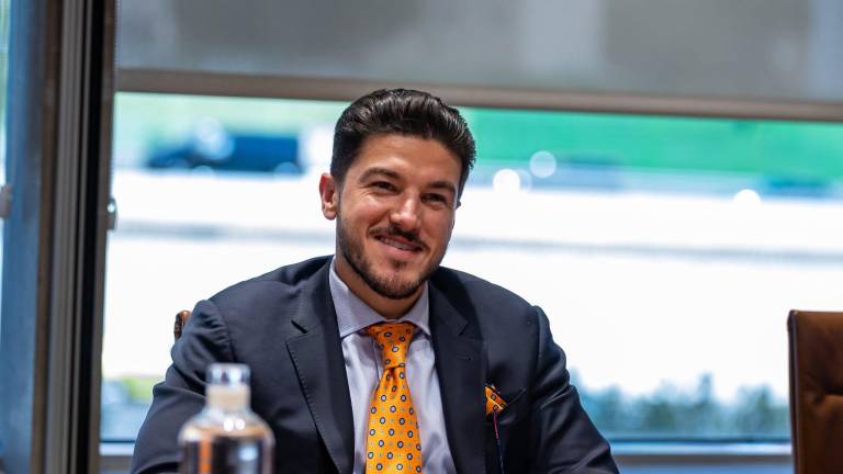 Legisladores locales de Nuevo León acusan al Gobernador Samuel García de triangulaciones de recursos públicos y presunto peculado.