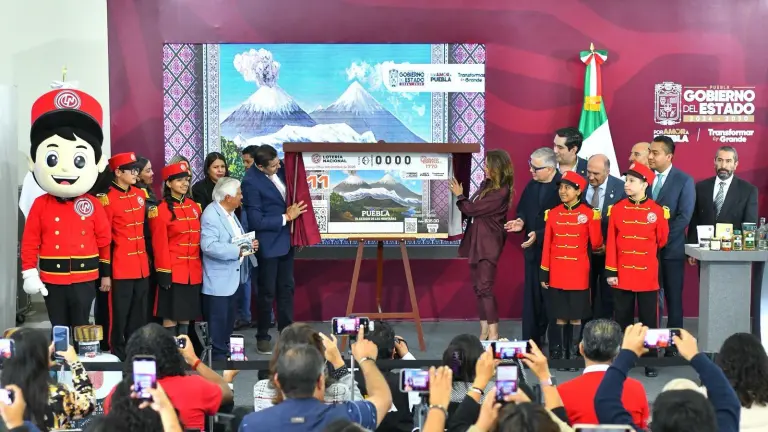 El gobernador Alejandro Armenta y la titular de la Lotería, Olivia Salomón, develan billete inspirado en Puebla y sus majestuosas montañas