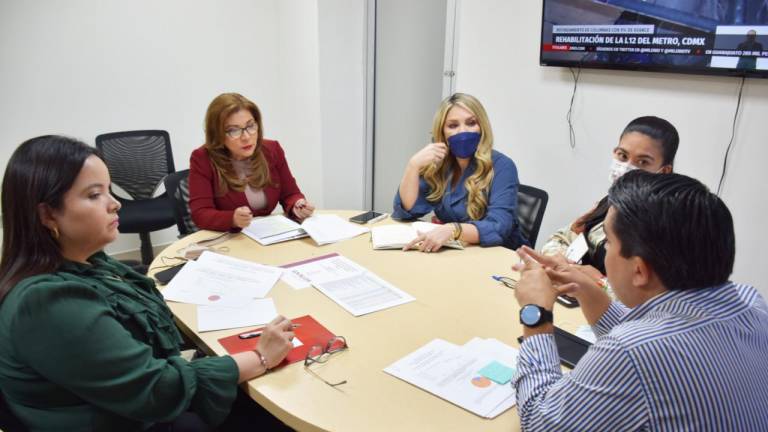 Las diputadas del grupo parlamentario del PRI en reunión con el coordinador de la fracción priista, Ricardo Madrid Pérez