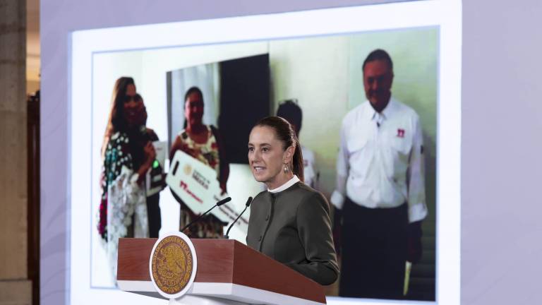 La Presidenta Claudia Sheinbaum Pardo informó que ha mandado a personal de Birmex a verificar el abasto de medicinas en unidades médicas del IMSS
