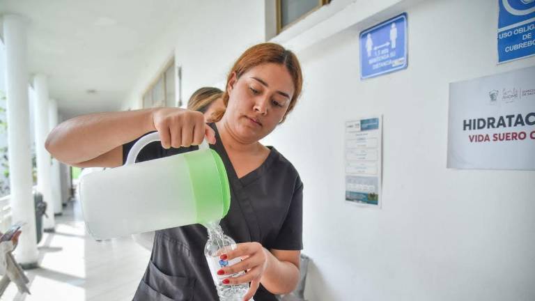 Personal médico distribuye de manera gratuita una dotación de tres sobres de suero oral por ciudadano.