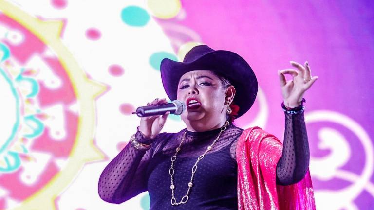 Dulce Martínez Valdés cumplió uno de sus sueños al presentarse ante decenas de personas durante los festejos patrios en la Plazuela República.