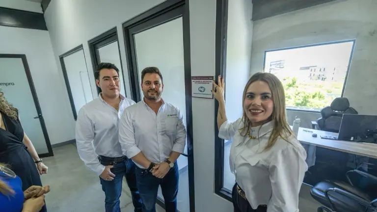 Entrega de apoyos del programa Impulso Nafin de parte de la Alcaldesa de Culiacán Ana Miriam Ramos Villarreal a la empresa AgriCompras.