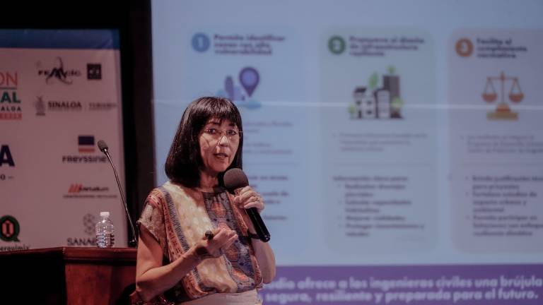 Sandra Guido presenta la ponencia “Resiliencia urbana, el Mazatlán del mañana se construye hoy” ante ingenieros civiles reunidos en la ciudad.