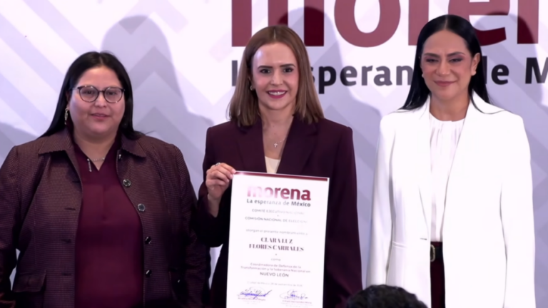 Clara Luz Flores recibe la constancia como coordinadora estatal de la 4T en Nuevo León.