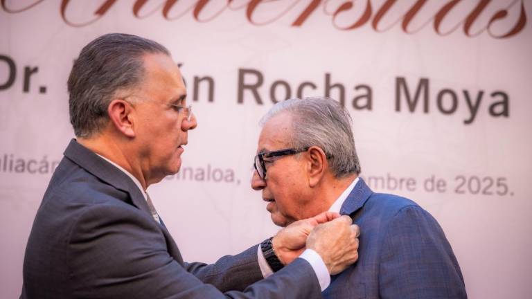 Rubén Rocha Moya recibió la distinción académica Benefactor Universitas por parte de la Escuela Libre de Derecho de Sinaloa.