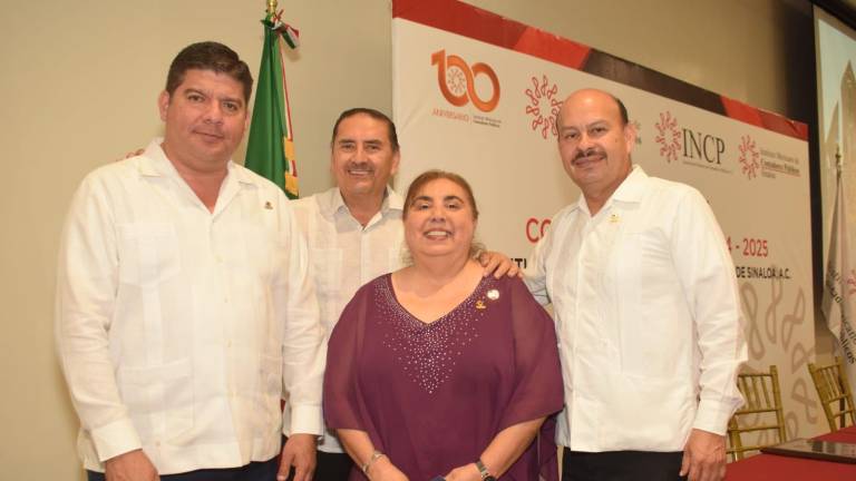 María Teresa Higueras Mariscal entre Héctor Amaya Estrella, Óscar García y Guillermo Williams Bautista.