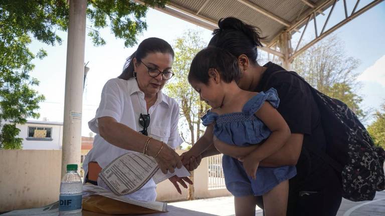 Familias de la colonia CNOP aprovecharon la jornada gratuita de Registro Civil para realizar diversos trámites sin costo.