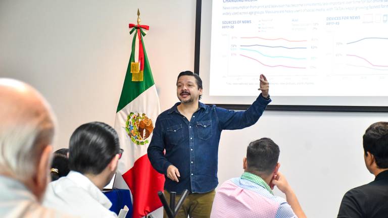 El director general de la casa editorial, Adrián López Ortiz disertó la conferencia “Medios y periodismo, dirigir en un cambio de época”.
