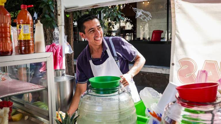La lealtad a sus raíces, mantiene a Ricardo firme en el puesto de frutas, aguas frescas y tortas.