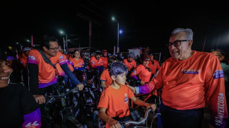 El Gobernador de Sinaloa Rubén Rocha Moya da el banderazo a la Rodada Naranja en el arranque de las jornadas contra la violencia de género.