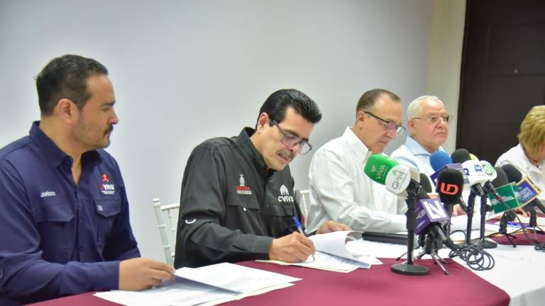 Firma de convenio entre el Ayuntamiento de Ahome y CVIVE para regularizar predios.