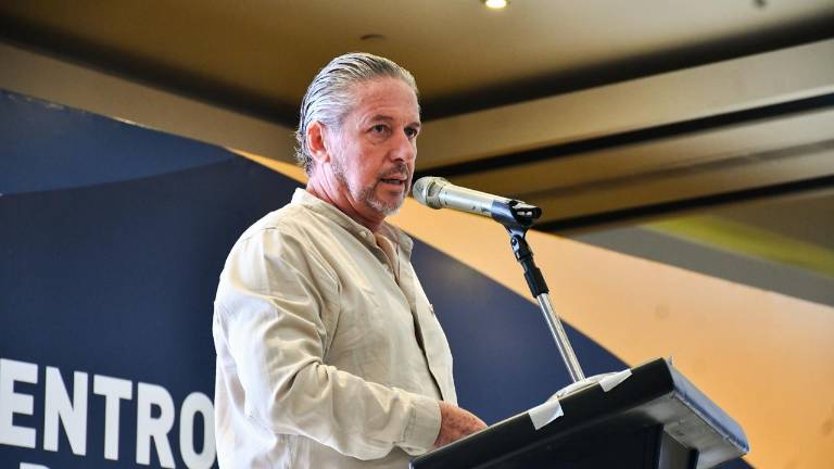 James Tobin expone en el Encuentro Ciudadano sobre Seguridad y Justicia en México celebrado en Culiacán la importancia de que la sociedad se involucre en los procesos de paz.