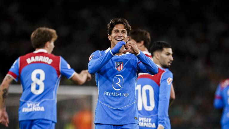 Giuliano Simeone celebra su gol, que le dio ventaja de 1-0 al Atlético.