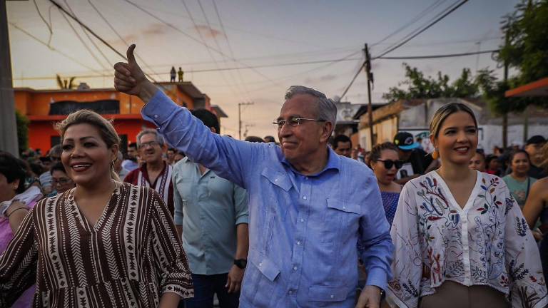 Rubén Rocha Moya durante la peregrinación acompañado de Estrella Palacios Domínguez, Secretaria de Turismo estatal, y la Alcaldesa anfitriona, Claudia Liliana Valdez Aguilar.