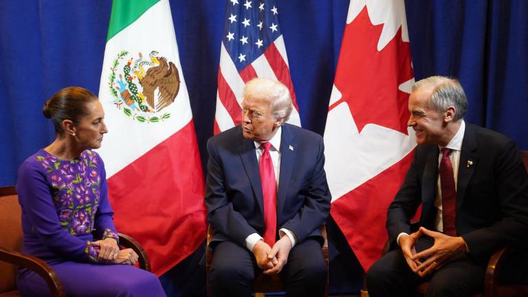 La Presidenta de México Claudia Sheinbaum Pardo en una reunión con Donald Trump y Mark Carney.