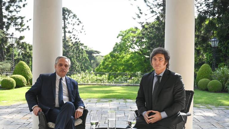 El Presidente de Argentina, Alberto Fernández, sostuvo un encuentro este martes con el Mandatario electo, Javier Milei, quien tomará el poder en diciembre.