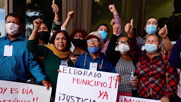 Ciudadanos de Eldorado celebran en el Congreso de Sinaloa.