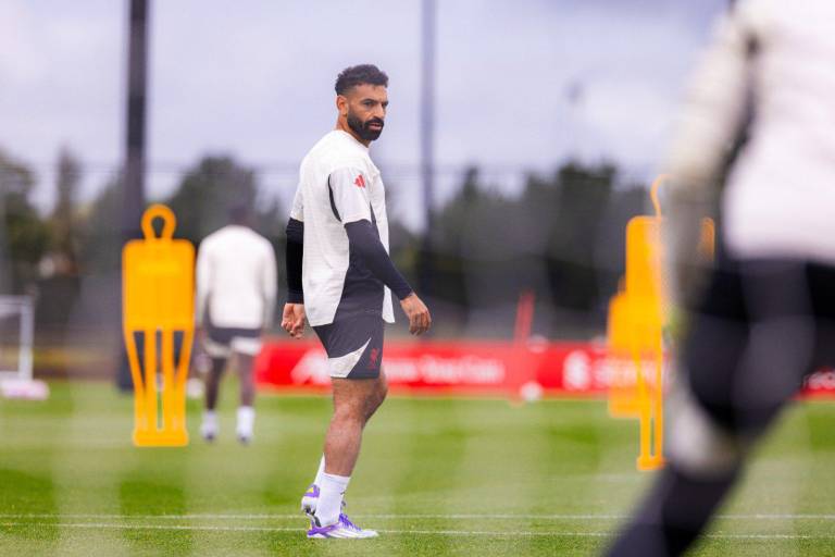 Mohamed Salah critica a la UEFA por omitir causa de muerte del ‘Pelé palestino’ en su homenaje