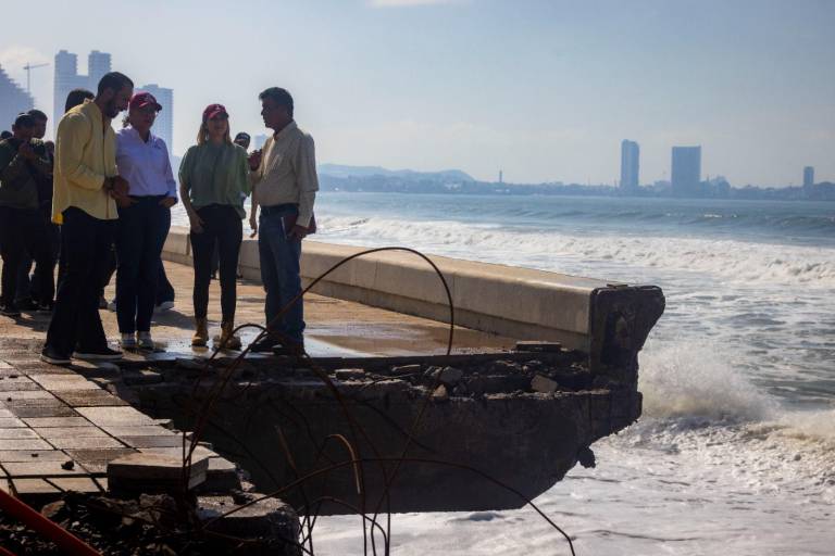La Gobernadora Graciela Domínguez Nava recorrió las zonas afectadas en el malecón por las marejadas.