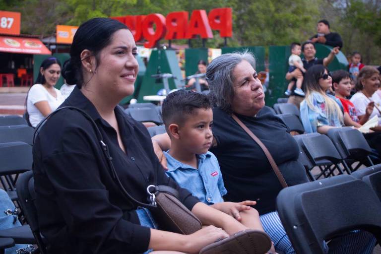 Disfrutan familias de los títeres en ‘Itiner-Arte’