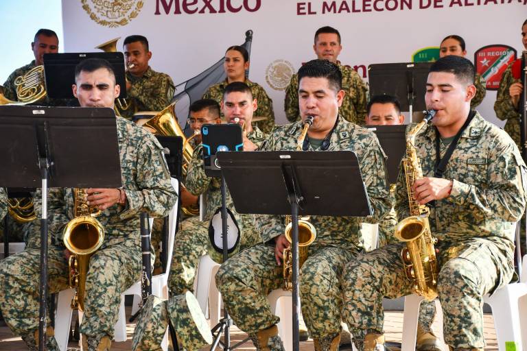 Contagia el Ejército Mexicano su alegría, con un concierto en Altata