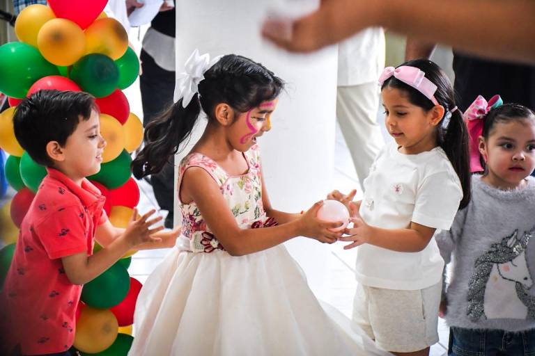 Festeja Noroeste a los niños y niñas con dulces y juguetes por la campaña Sé un Rey Mago