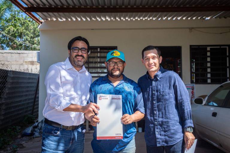 Familias de la Bicentenario en Culiacán reciben escrituras tras casi 20 años de espera