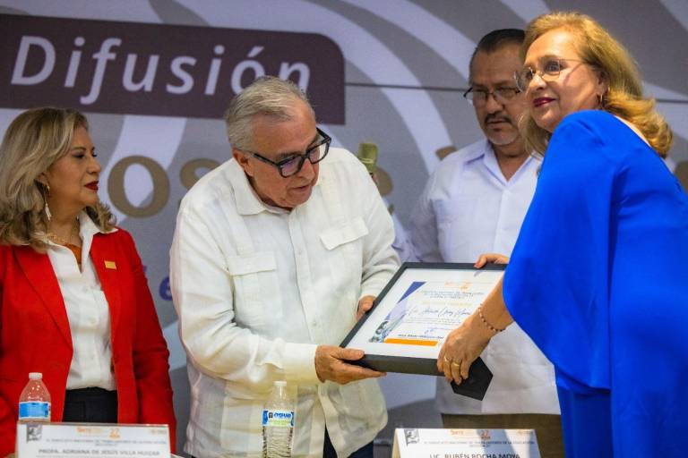 Gobernador de Sinaloa entrega Cartilla de Derechos de las Mujeres a agremiadas del SNTE 53