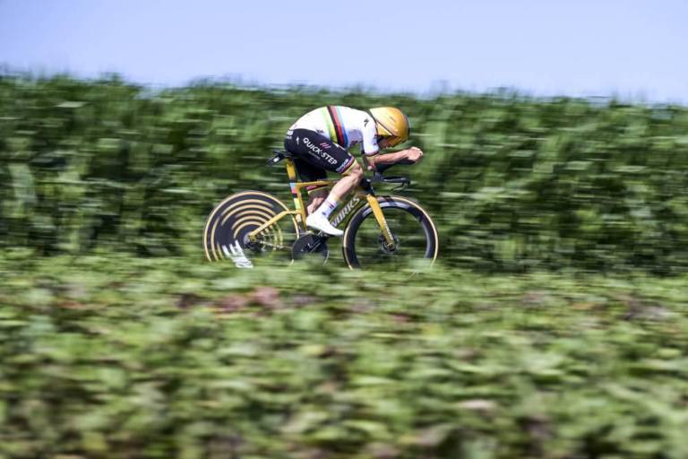 Remco Evenepoel arrasa en la contrarreloj de Caen y Pogacar se viste de amarillo en el Tour de Francia