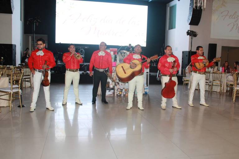 Celebran con mariachi y gran fiesta a las mamás Senda en su día