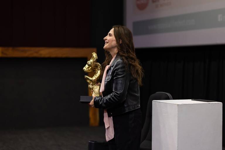 Juliette Binoche se arrodilla y recibe premio a la Excelencia Artística en Morelia