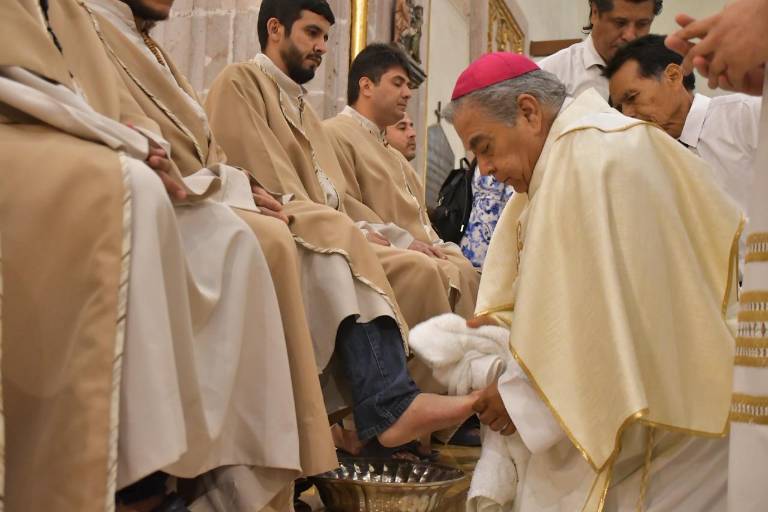 En la misa de Jueves Santo en Culiacán, el Obispo Jesús José Herrera Quiñónez destacó el significado del Lavatorio de Pies como un acto de humildad y entrega.