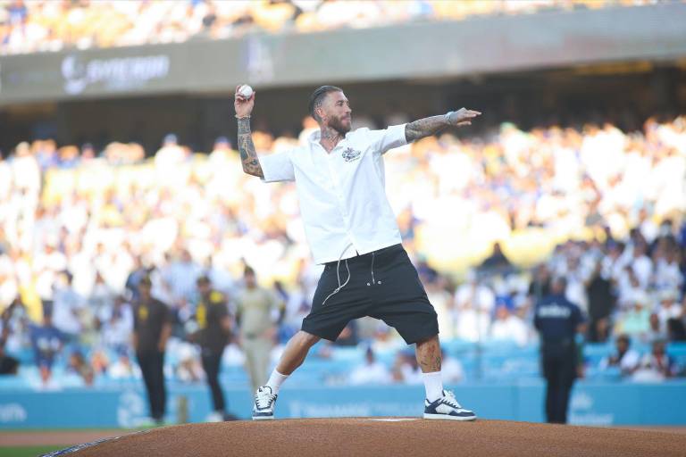 Sergio Ramos lanza la primera bola en juego de Dodgers
