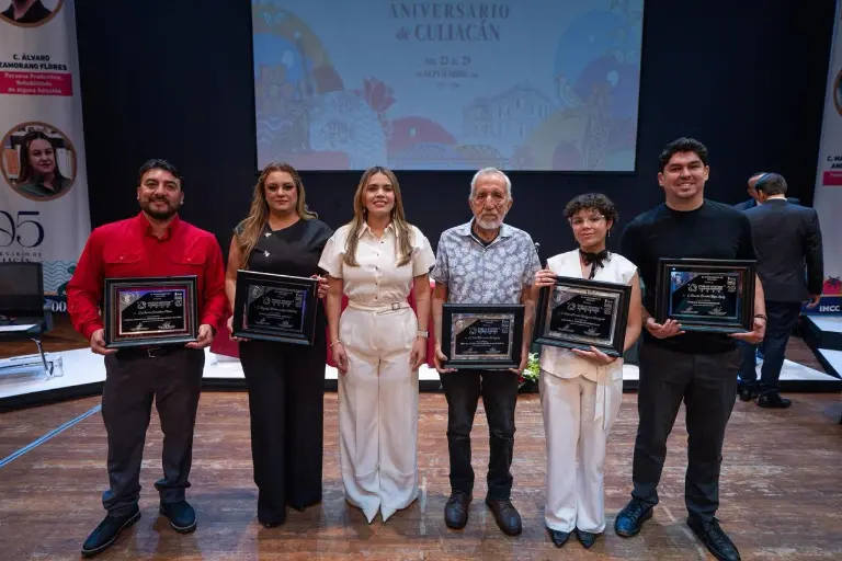 Ciudadanos ejemplares de Culiacán galardonados con el Premio Coltzin al Mérito Ciudadano.
