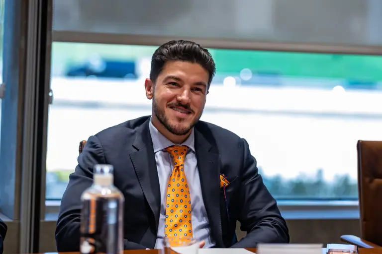 Legisladores locales de Nuevo León acusan al Gobernador Samuel García de triangulaciones de recursos públicos y presunto peculado.