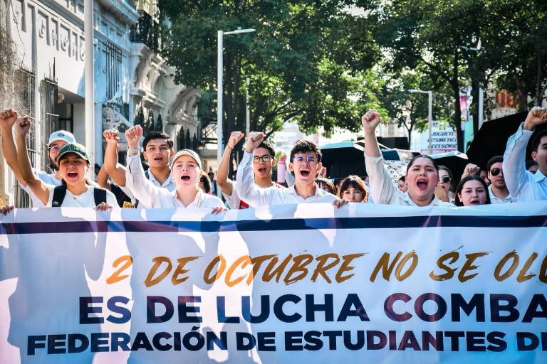 Estudiantes de la UAS salen a las calles en conmemoración del 2 de octubre, en Culiacán