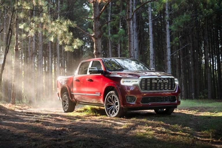 Stellantis, dueña de Jeep y Ram, pausa ‘temporalmente’ operación en México por aranceles