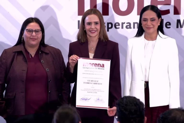 Clara Luz Flores recibe la constancia como coordinadora estatal de la 4T en Nuevo León.