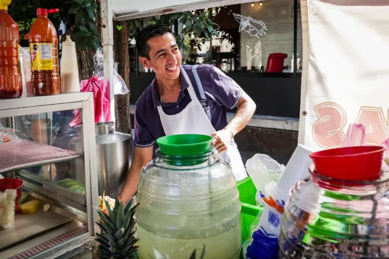 Entre vender tras su carreta y el deporte: Ricardo corre por un reto propio