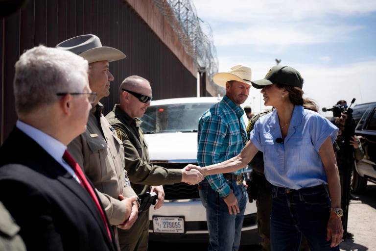 Sheinbaum frenó la migración hacia EU porque Trump la forzó, afirma Kristi Noem
