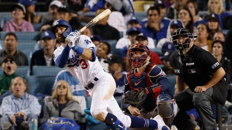 Chris Taylor pega 3 jonrones y tiene de vuelta a Dodgers en la Serie de Campeonato