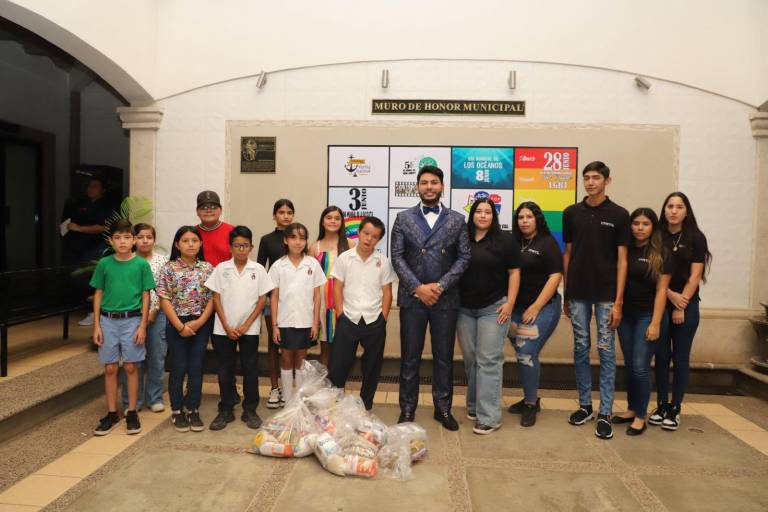 Elota entrega becas de ciclo escolar 2024–2025 y se alista para sumarse al programa ‘Rita Cetina’ en agosto