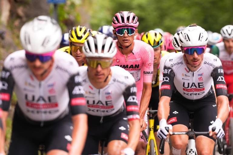 Isaac del Toro resiste los ataques y mantiene la maglia rosa en el Giro de Italia